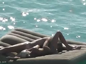 პირში ქალის თეთრეული ...
